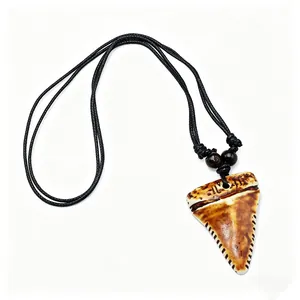 Vue détaillée du collier tribal en résine en forme de dent de requin avec finition vintage