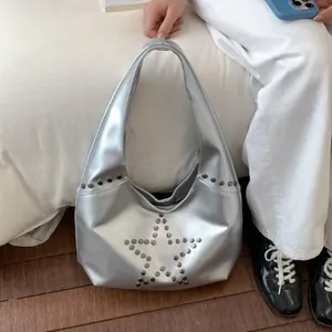 Elegante bolso hobo plateado estilo punk con tachuelas de estrella de metal para mujer