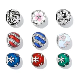 Charms de plata variados con flores de esmalte, copos de nieve y cristales para pulseras.