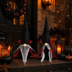 Nahaufnahme von Halloween Vampir-Zwergpuppen mit schwarzen Hüten und roten Umhängen