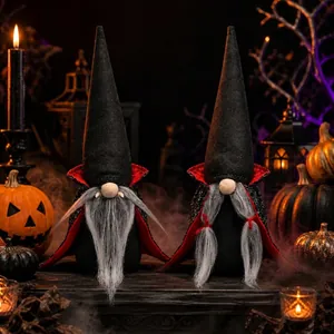 Detailansicht von Halloween-Vampirgnomen mit schwarzen Hüten und Umhängen