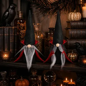 Set aus zwei Halloween-Vampir-Gnome-Plüschtieren mit schwarzen Hüten und roten Umhängen.