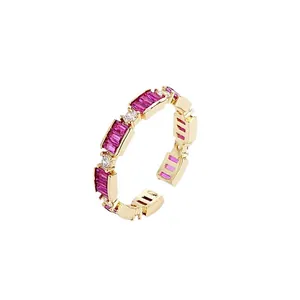 Bague en cuivre plaqué or avec zircons rectangulaires magenta et blancs