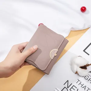 Dettaglio dell'elegante portafoglio in pelle PU malva con cuciture a foglia e chiusura dorata