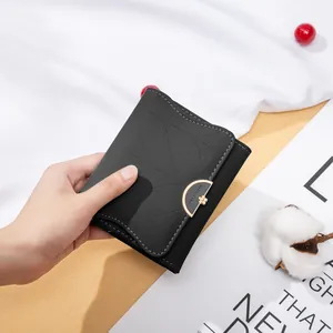 Elegante portafoglio a tre ante in pelle PU nera con cuciture a foglia e chiusura fiore d'oro