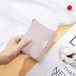 Primo piano di un portafoglio rosa in PU con chiusura decorativa in metallo