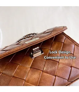 Détail d'un sac à main marron tressé vintage avec un fermoir en métal argenté sécurisé.