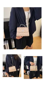 Vue détaillée d'un sac à rabat tissé beige avec chaîne argentée et fermoir à tourniquet chic