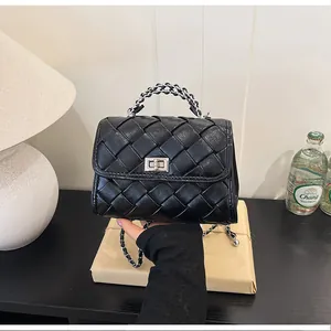 Sac à main carré tressé noir vintage avec poignée en chaîne argentée et fermoir élégant