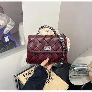 Détail du sac à main carré en cuir tressé bordeaux avec chaîne argentée