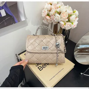 Sac à main carré tissé beige élégant avec bandoulière chaîne argentée et fermoir