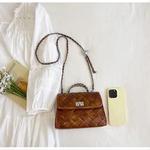 Petit sac bandoulière vintage en cuir tressé marron avec chaîne et dentelle