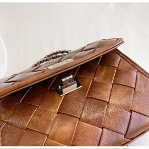 Détail rapproché d'un sac à main en cuir tressé marron rétro avec serrure métallique