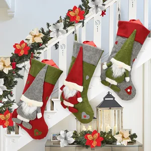 3er-Set Weihnachtsstrümpfe mit Wichteln für festliche Treppendekoration und Geschenktüten.