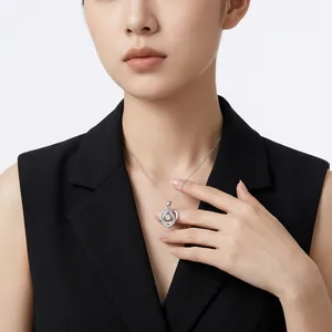 Collier pendentif moissanite en forme de cœur en argent 925 sur un élégant mannequin asiatique