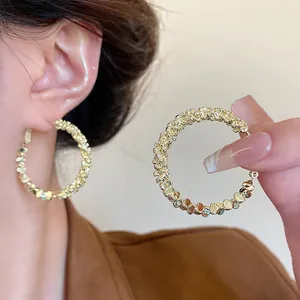 Große strukturierte goldene Creolen mit Metall-Finish für einen schicken, modernen Look