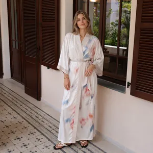 Peignoir kimono élégant en satin imprimé floral pour femme avec manches longues et ceinture.