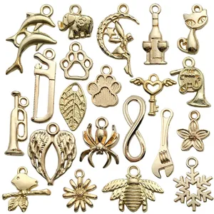 Collezione di 21 ciondoli vintage in lega d'oro KC per accessori per gioielli fai da te fatti