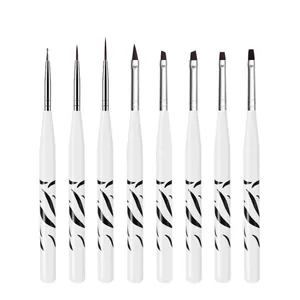 Gedetailleerd overzicht van 8 professionele nail art penselen met zebrahandvatten