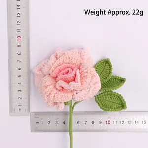 Detailansicht einer handgestrickten rosa Rose mit Maßstäben und der Gewichtsangabe