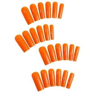 Knallorangefarbene lange Coffin-Kunstnägel Set für ein professionelles Maniküre-Finish.