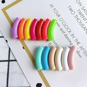Dettaglio ravvicinato di perle tubolari colorate per la creazione di gioielli DIY