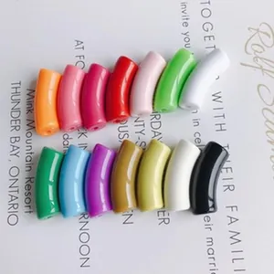 Vista dettagliata delle perle acriliche curve color caramella per gioielli fai-da-te