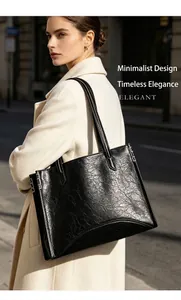 Gros plan d'un sac cabas noir élégant en cuir texturé porté par un mannequin