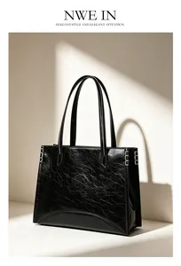 Vue détaillée d'un sac cabas minimaliste en cuir noir pour femme à texture froissée