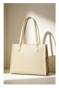 Sac cabas en cuir crème élégant et minimaliste avec éclairage de studio professionnel.