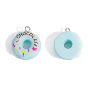 Colgante de donut de resina azul claro con texto 'CHOCOLATE' y chispitas