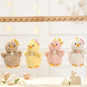 Set di quattro pulcini di Pasqua in peluche colorati appesi a un supporto di legno.