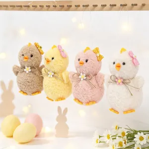 Primo piano di quattro pulcini in peluche di lana d'agnello per decorazioni pasquali