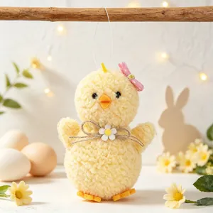 Dettaglio di un pulcino di lana d'agnello con fiocco rosa per decorazioni pasquali