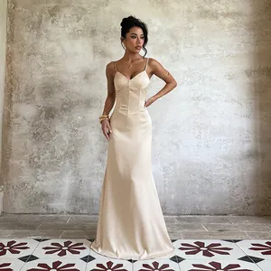 Robe longue élégante en satin champagne avec corsage style corset et fines bretelles
