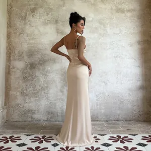 Robe longue élégante en satin champagne à fines bretelles pour les vacances d'été.