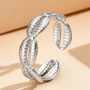 Bague ajustable en acier inoxydable argenté avec un design délicat de coquillage marin