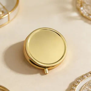 Gros plan d'un pilulier rond en métal doré avec une surface de base lisse pour DIY