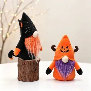 Λεπτομέρεια από βελούδινα ξωτικά του Halloween με γιορτινά σχέδια γάτας και κολοκύθας