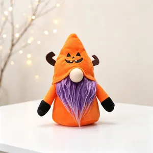 Λούτρινος νάνος Halloween με πορτοκαλί καπέλο κολοκύθας και μωβ γενειάδα σε τραπέζι