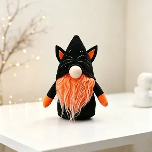 Λούτρινο ξωτικό Halloween με καπέλο αυτιά γάτας και πορτοκαλί γενειάδα σε τραπέζι.