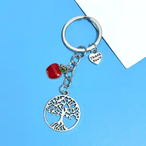 Vue détaillée d'un porte-clés en alliage avec un cœur Thank You et un pendentif pomme rouge