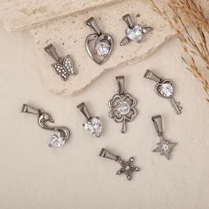 Sammlung von gunmetallfarbenen Edelstahlanhängern mit Herz- und Kleeblatt-Strassdetails