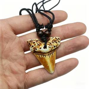 Collier pendentif dent de requin en résine vieillie avec perles en bois et fil