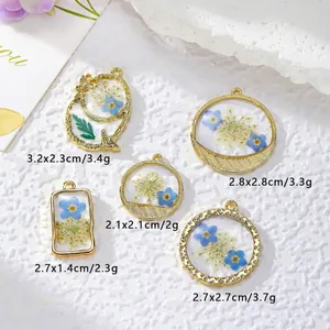 Vue macro détaillée de breloques en fleurs de myosotis avec détails de taille et poids