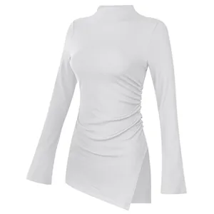 Dettaglio maglia yoga Pilates bianca a costine con maniche a campana e spacco