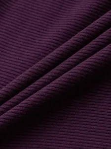 Vista macro dettagliata della trama a coste verticali ad alta densità del top yoga viola