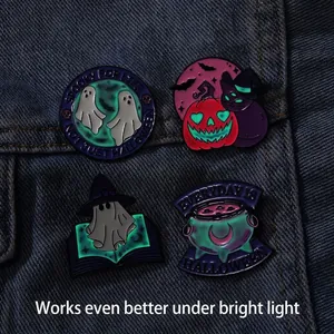 Σετ φωτεινές καρφίτσες σμάλτου Halloween με φαντάσματα και κολοκύθες που λάμπουν