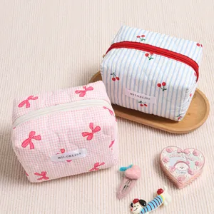Lindas bolsas de cosméticos acolchadas con patrones de cerezas y lazos para almacenamiento
