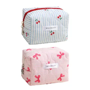Dos neceseres de maquillaje acolchados con motivos de cerezas y lazos para viaje y almacenaje